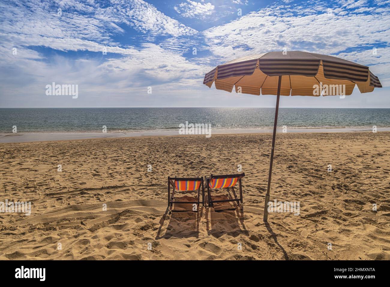 Plage été Voyage concept de vacances avec chaise parasol sable blanc plage  bleu ciel et mer eau océan Photo Stock - Alamy