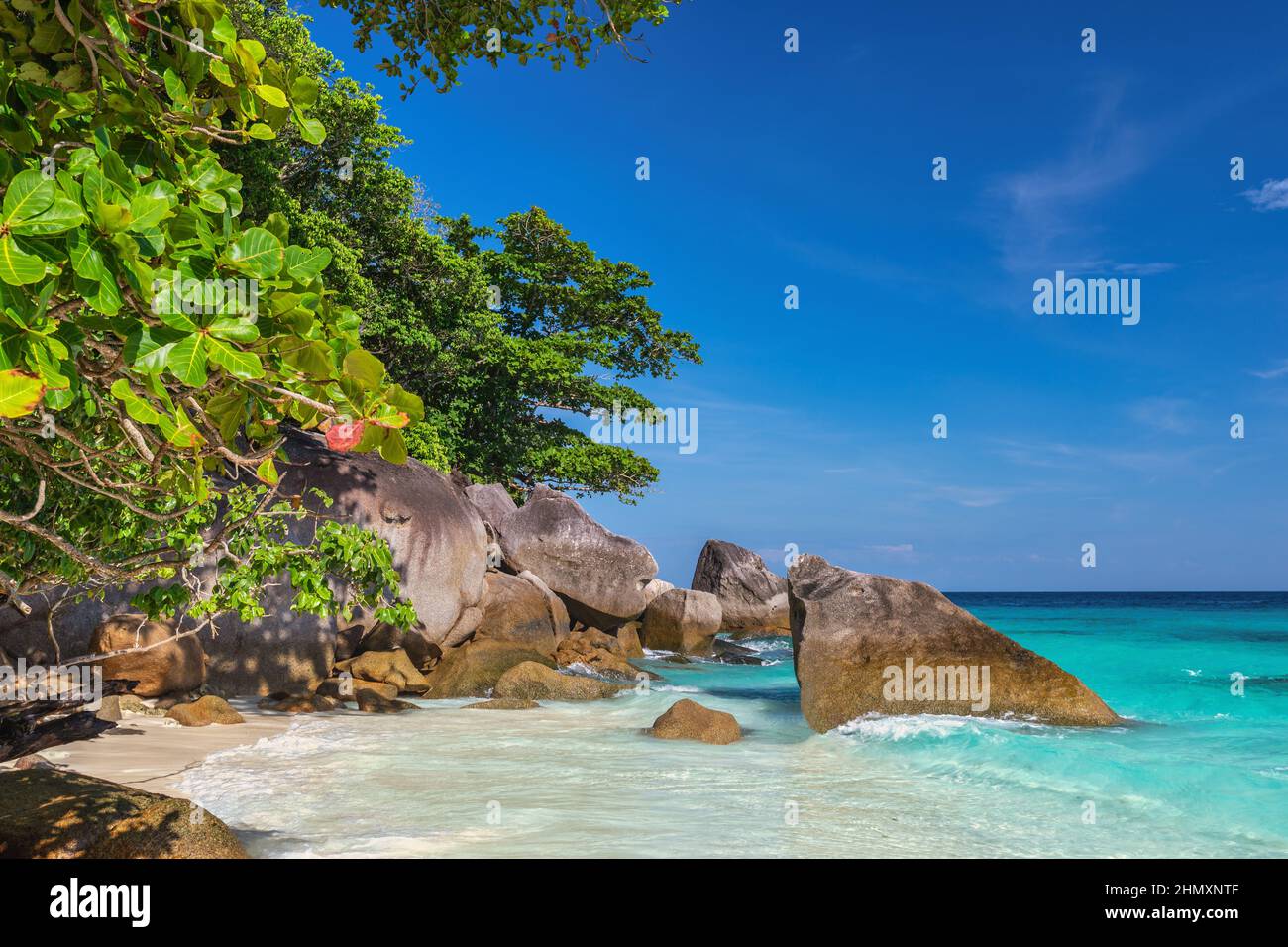 Îles tropicales d'eau de mer bleu océan et plage de sable blanc aux îles Similan, paysage de la nature de Phang Nga en Thaïlande Banque D'Images