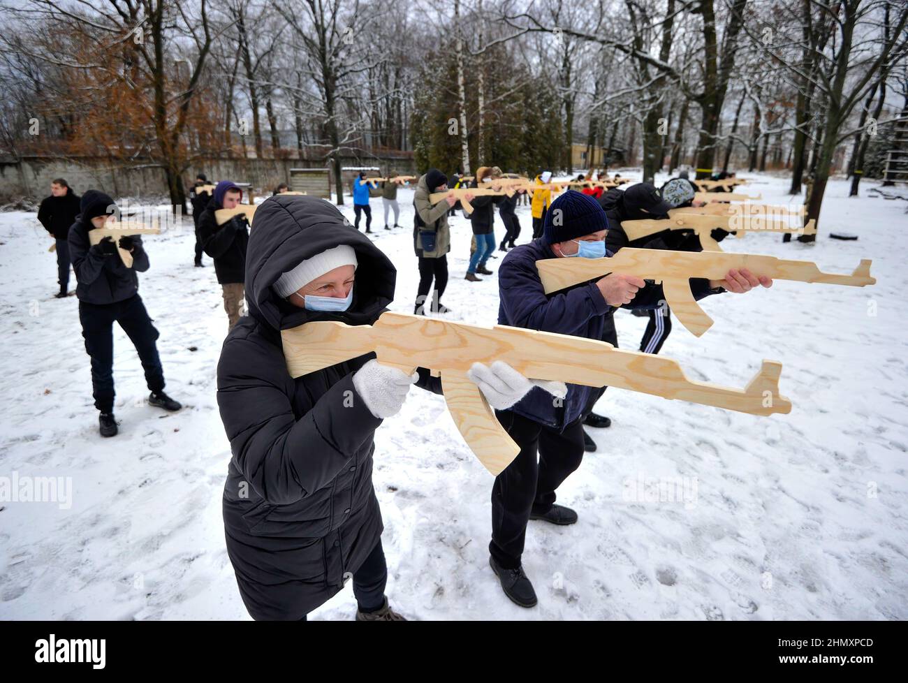 Kiev, Ukraine. 12th févr. 2022. Les Ukrainiens assistent à une formation militaire ouverte pour les civils comme partie de la ' ne paniquez pas! Préparez-vous ! ' Qui est effectué par des vétérans du bataillon Azov sur un terrain d'entraînement à Kiev dans le cadre de la menace d'invasion russe. (Photo par Sergei Chuzavkov/SOPA Images/Sipa USA) crédit: SIPA USA/Alay Live News Banque D'Images