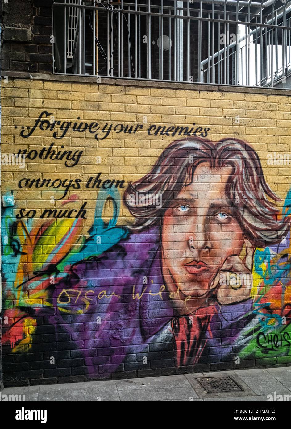 Une fresque de l'écrivain et poète irlandais gay Oscar Wilde de CHELS (Chelsea Jacobs) peint en 2021 sur le mur du George, le principal bar LGBT de Dublin Banque D'Images