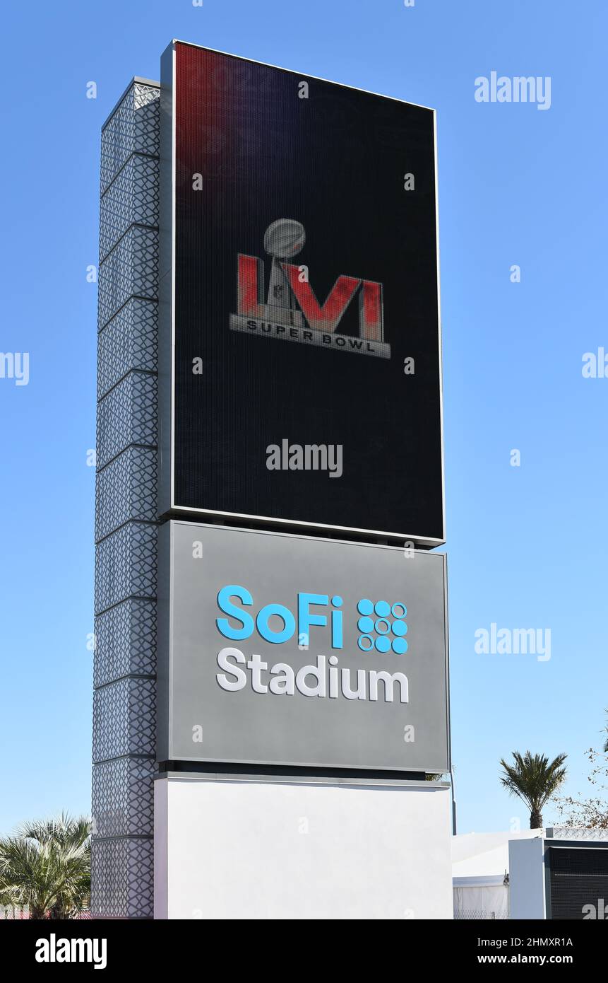 INGLEWOOD, CALIFORNIE - 12 FÉVRIER 2022 : signalisation électrique à l'extérieur du stade SOFI hôte du Super Bowl LVI entre les Los Angeles Rams et les Cincinnati Bengals. Banque D'Images