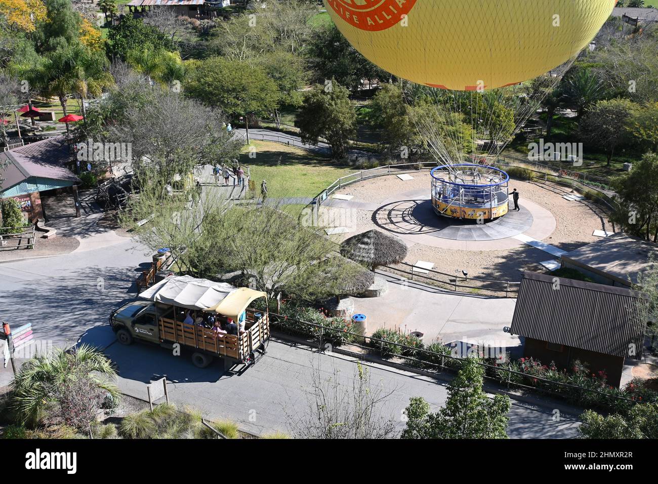 ESCONDIDO, CALIF - 9 FÉVRIER 2022 : station de safari en montgolfière et camion de safari au San Diego Zoo Safari Park. Banque D'Images