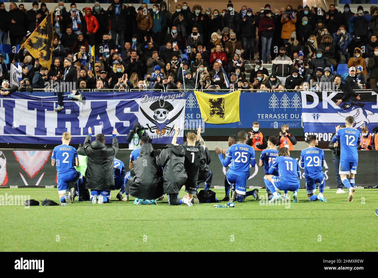 Célébration victoire Dunkerque lors du championnat français Ligue 2 match de football entre USL Dunkerque et Rodez AF le 12 février 2022 au stade Marcel Tribut à Dunkerque, France - photo Laurent Sanson / LS Medianord / DPPI Banque D'Images