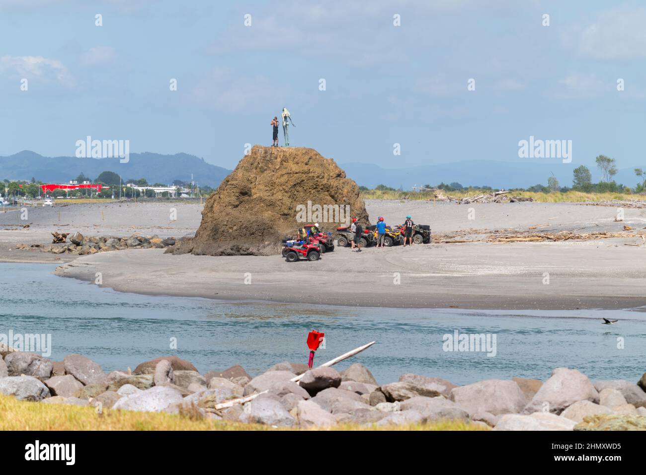 Whakatane Nouvelle-Zélande - janvier 30 2022 ; des motocyclistes de groupe se rassemblent au pied de la statue de Wairake ou de la Lady on the Rock à Whakatane Heads, commandé par J Banque D'Images Whakatane Nouvelle-Zélande - janvier 30 2022 ; des motocyclistes de groupe se rassemblent au pied de la statue de Wairake ou de la Lady on the Rock à Whakatane Heads, commandé par J Banque D'Images