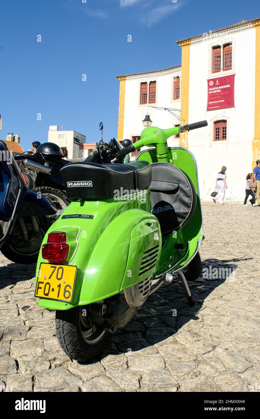 Scooters colorés lors d'un rassemblement de Vespa à Sintra Photo Stock -  Alamy