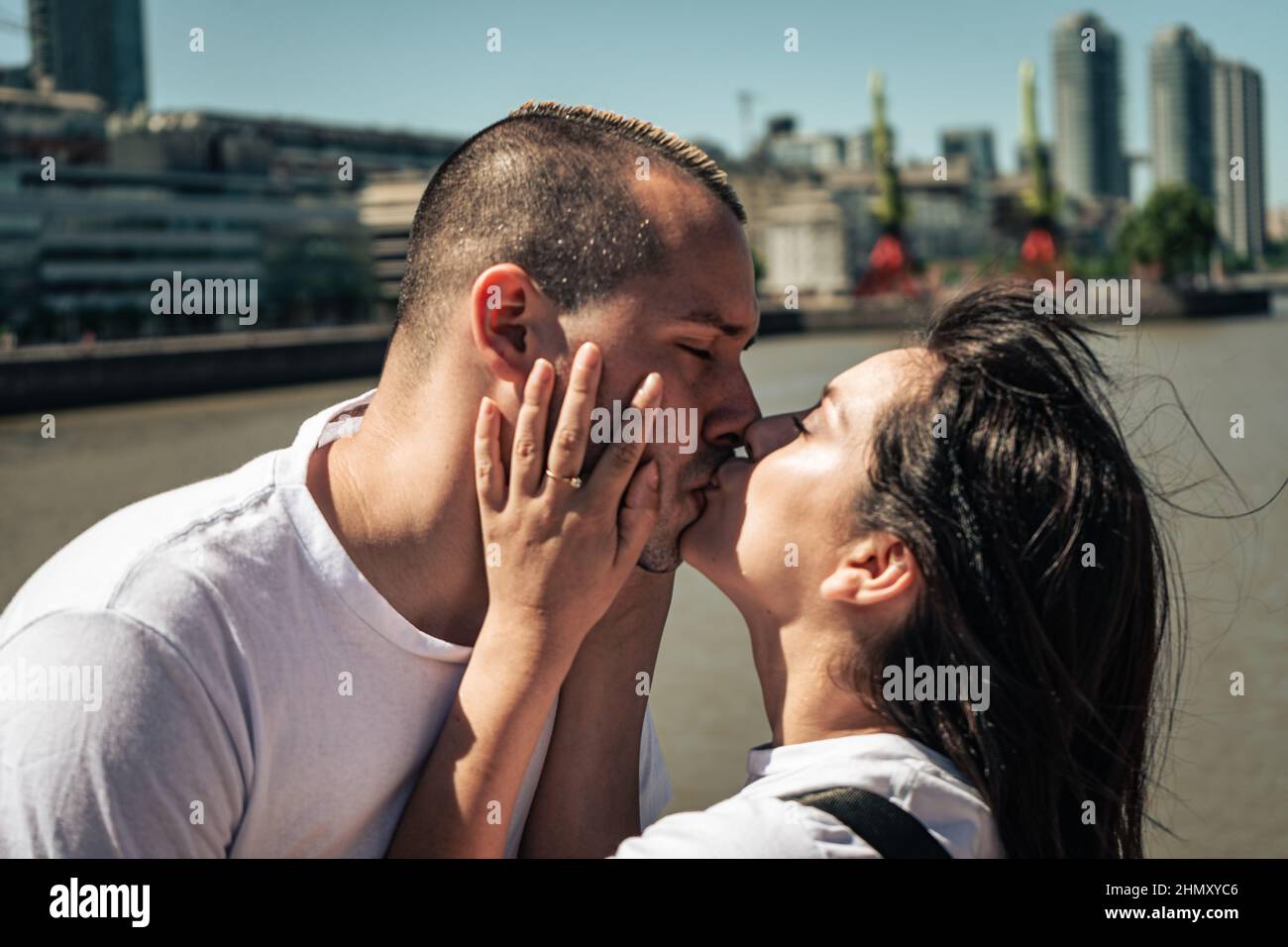 Un jeune couple latin amoureux s'embrassant. Concept d'amour, couple, bonheur. Banque D'Images