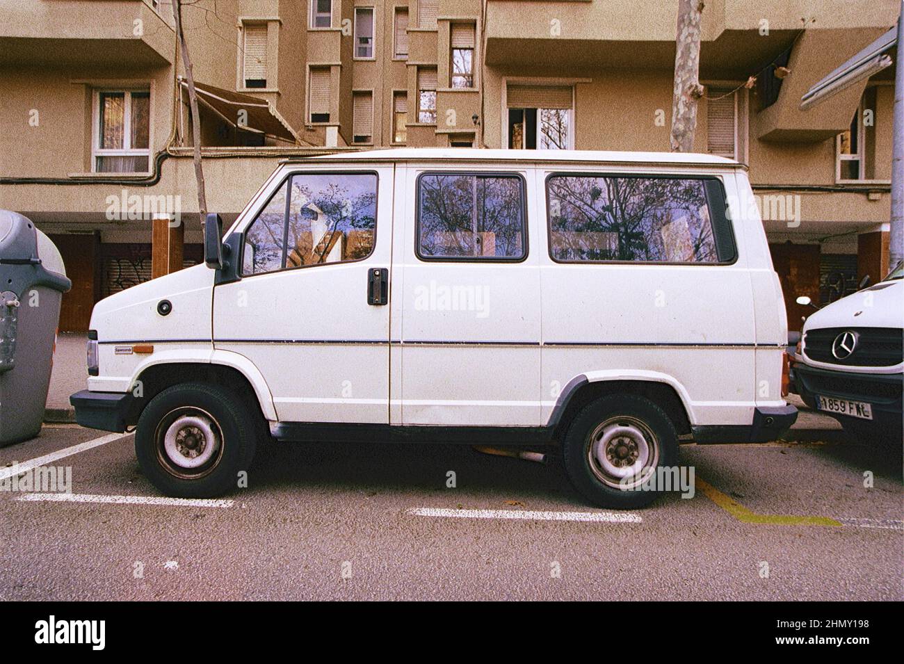 Photo d'une vieille fourgonnette blanche Fiat Ducato garée dans la rue Banque D'Images