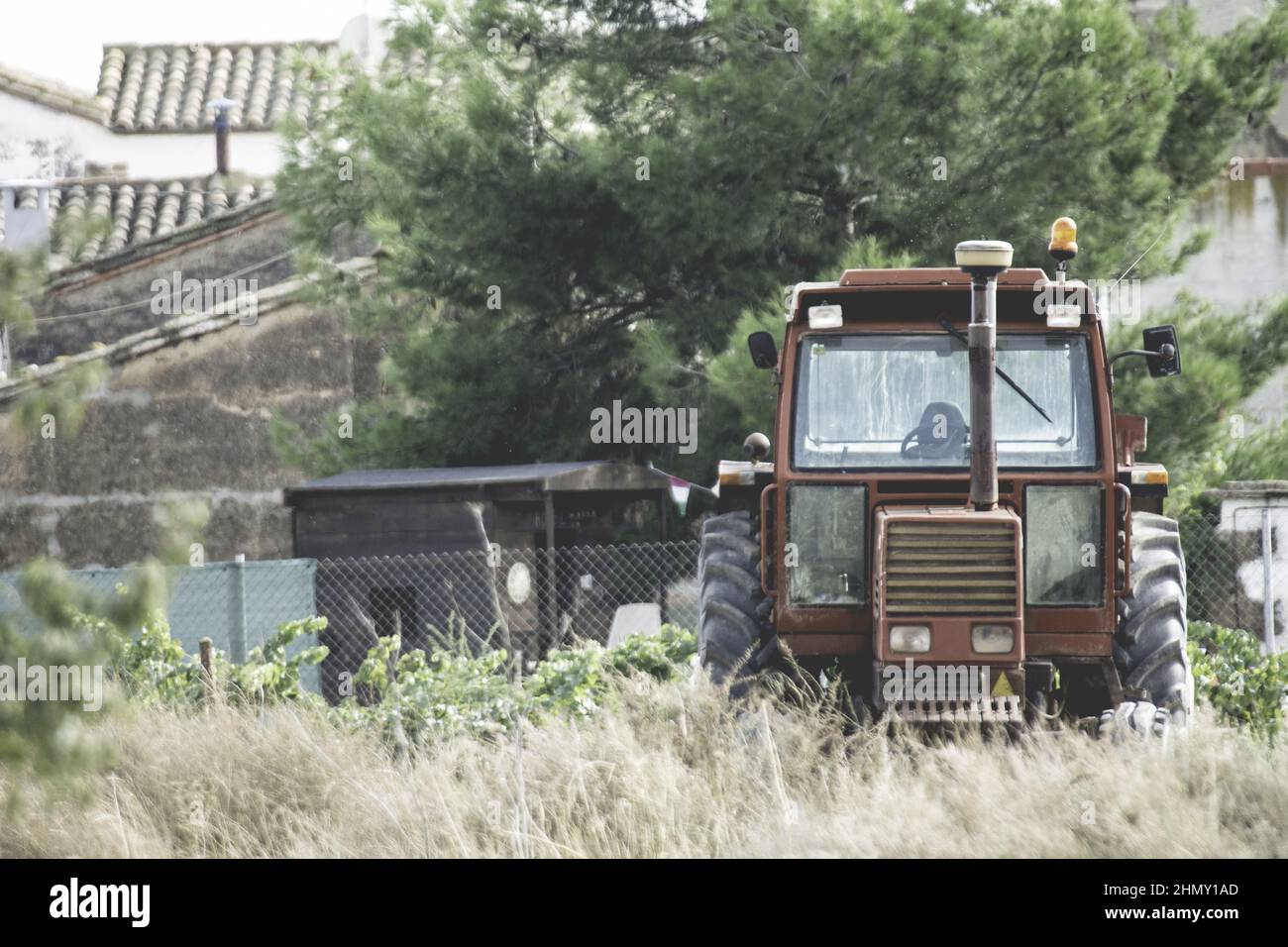 Photo d'un vieux tracteur Fiat rouge model1580 stationné dans le camp Banque D'Images