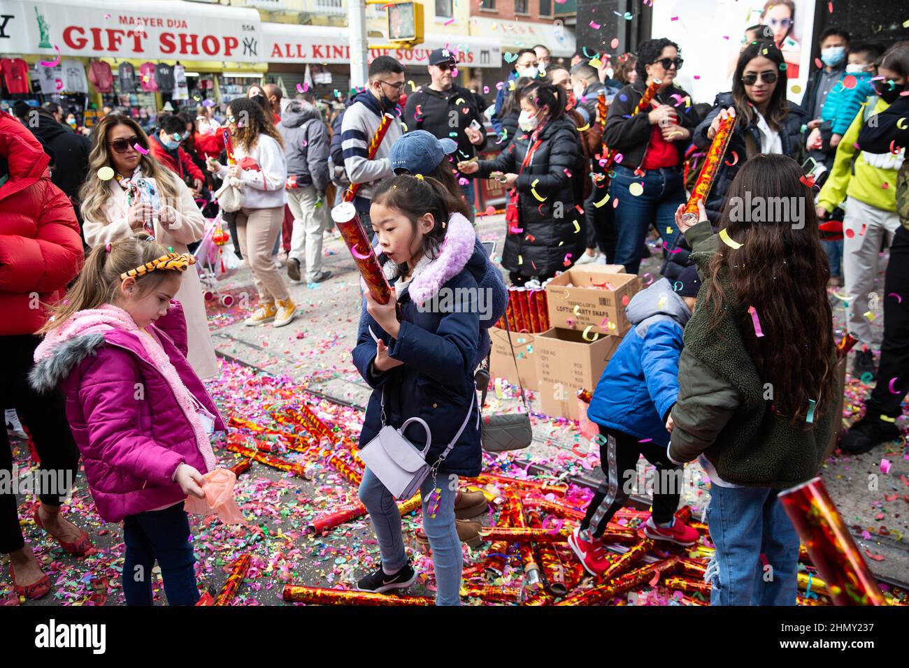 New York, États-Unis. 12th févr. 2022. Chinatown célèbre son nouvel an lunaire annuel avec un défilé, des danses de dragon, des confetti et des représentations le 12 février 2022 à New York, NY (photo de Karla coté/Sipa USA). Credit: SIPA USA/Alay Live News Banque D'Images