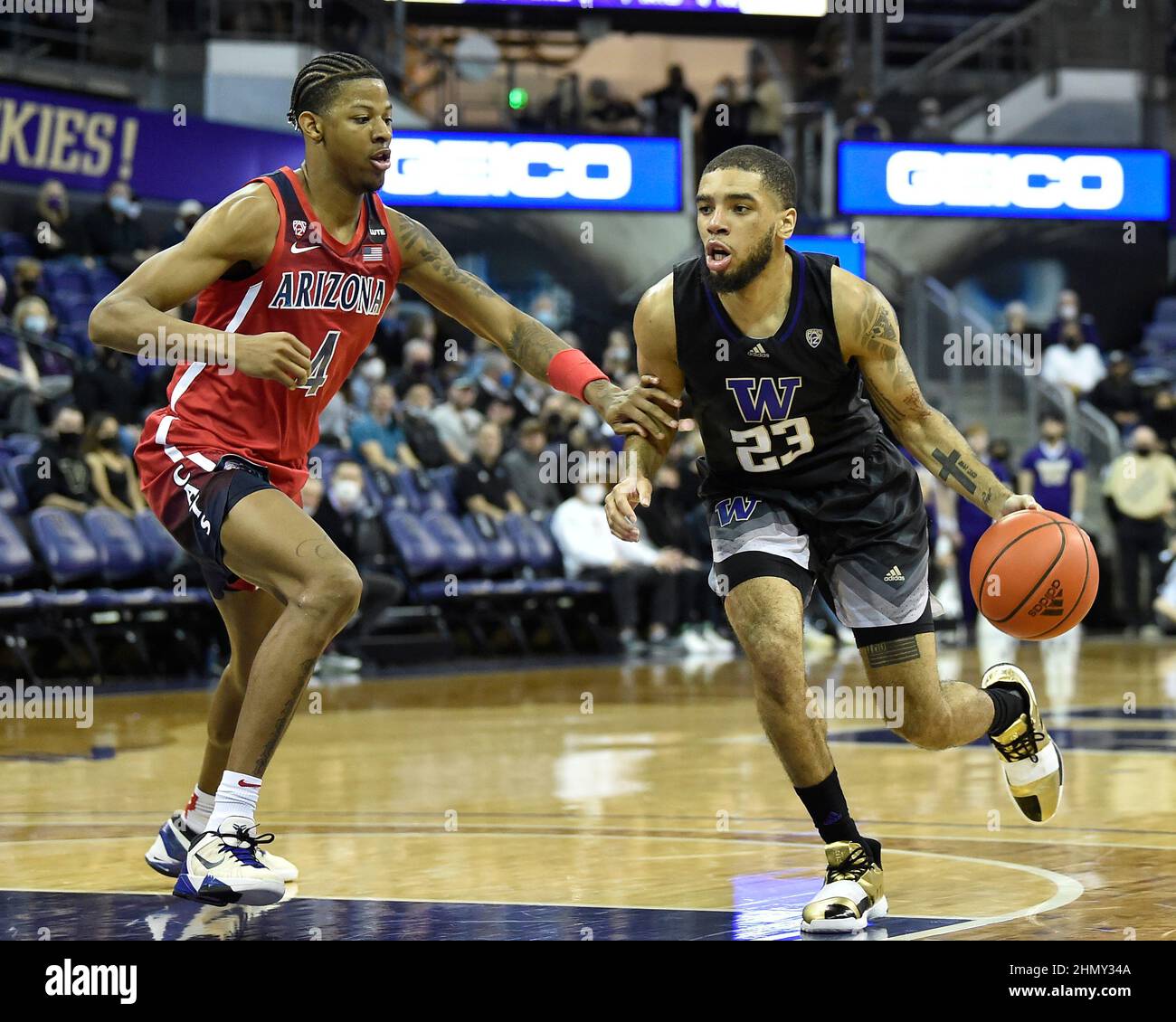 Seattle, WA, États-Unis. 12th févr. 2022. Le garde de Washington Terrell Brown Jr dribbles devant le garde d'Arizona Dalen Terry pendant le match de basket-ball NCAA entre les Arizona Wildcats et les Washington Huskies au pavillon HEC Edmundson à Seattle, WA. L'Arizona défait Washington 92-68. Steve Faber/CSM/Alamy Live News Banque D'Images