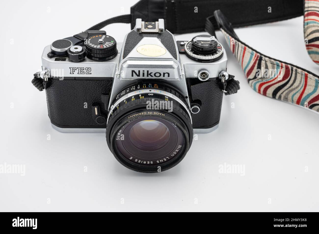 Photo d'un ancien appareil photo professionnel Nikon Fe2 reflex isolé sur  fond blanc Photo Stock - Alamy