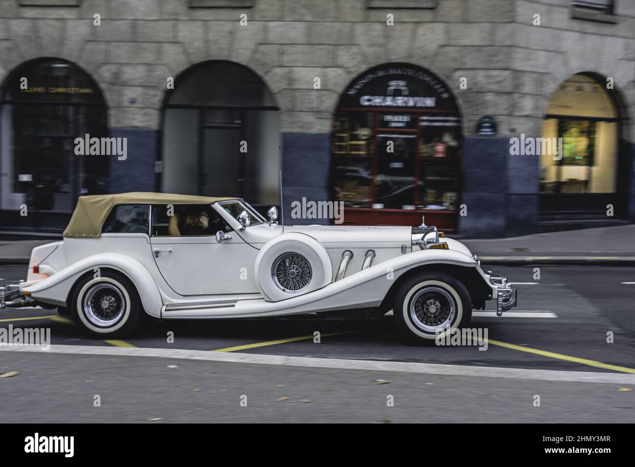 Photo d'une ancienne voiture de luxe personnalisée dans la rue, un modèle Excalibur Phaeton IV en blanc Banque D'Images