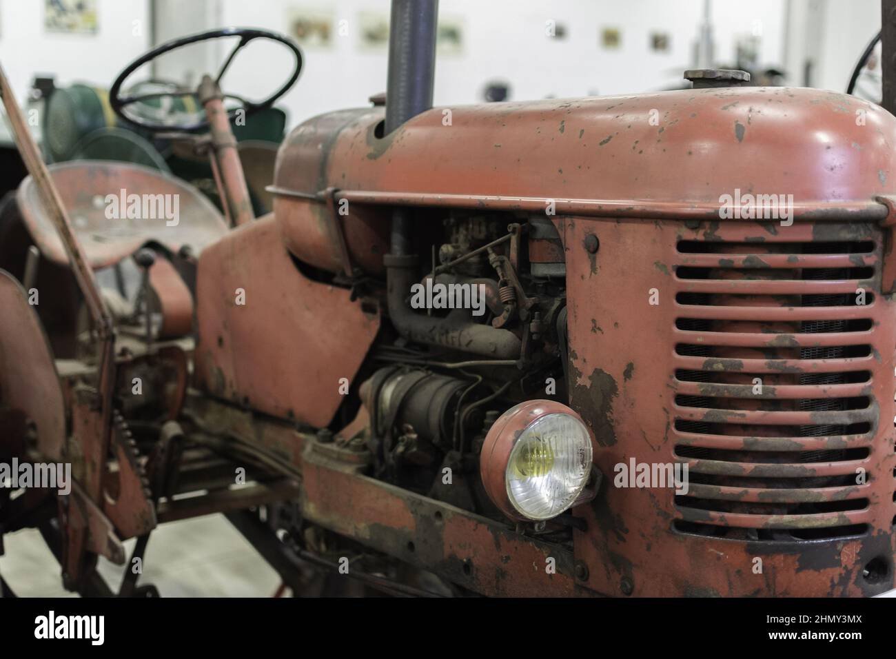 Photo d'une exposition de tracteurs dans le parc, d'un tracteur rouge et ancien, et d'un détail du moteur Banque D'Images
