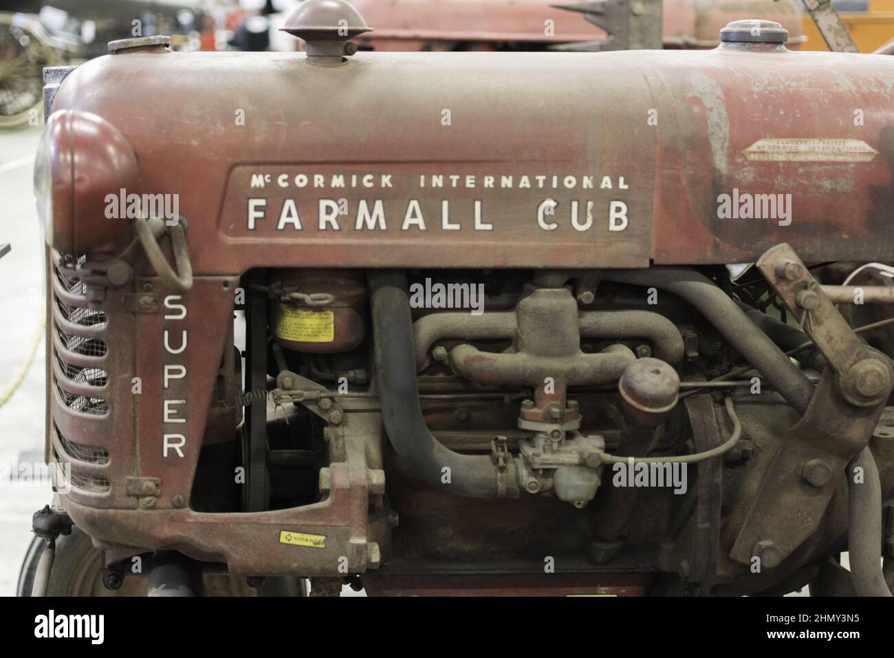 Photo d'une exposition de tracteurs dans le parc, d'un tracteur rouge et ancien, et d'un détail du moteur Banque D'Images