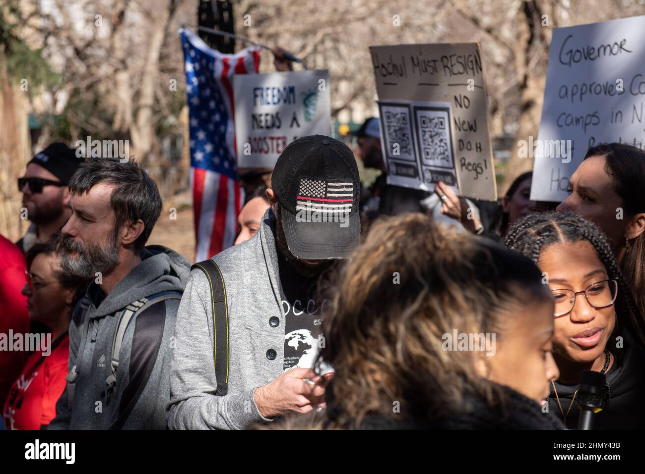 New York, NY, USA - 11 février 2022 : des manifestants se réunissent à l'hôtel de ville pour protester contre le mandat de la ville de New York en matière de vaccination. Des milliers de citadins font face à vous Banque D'Images