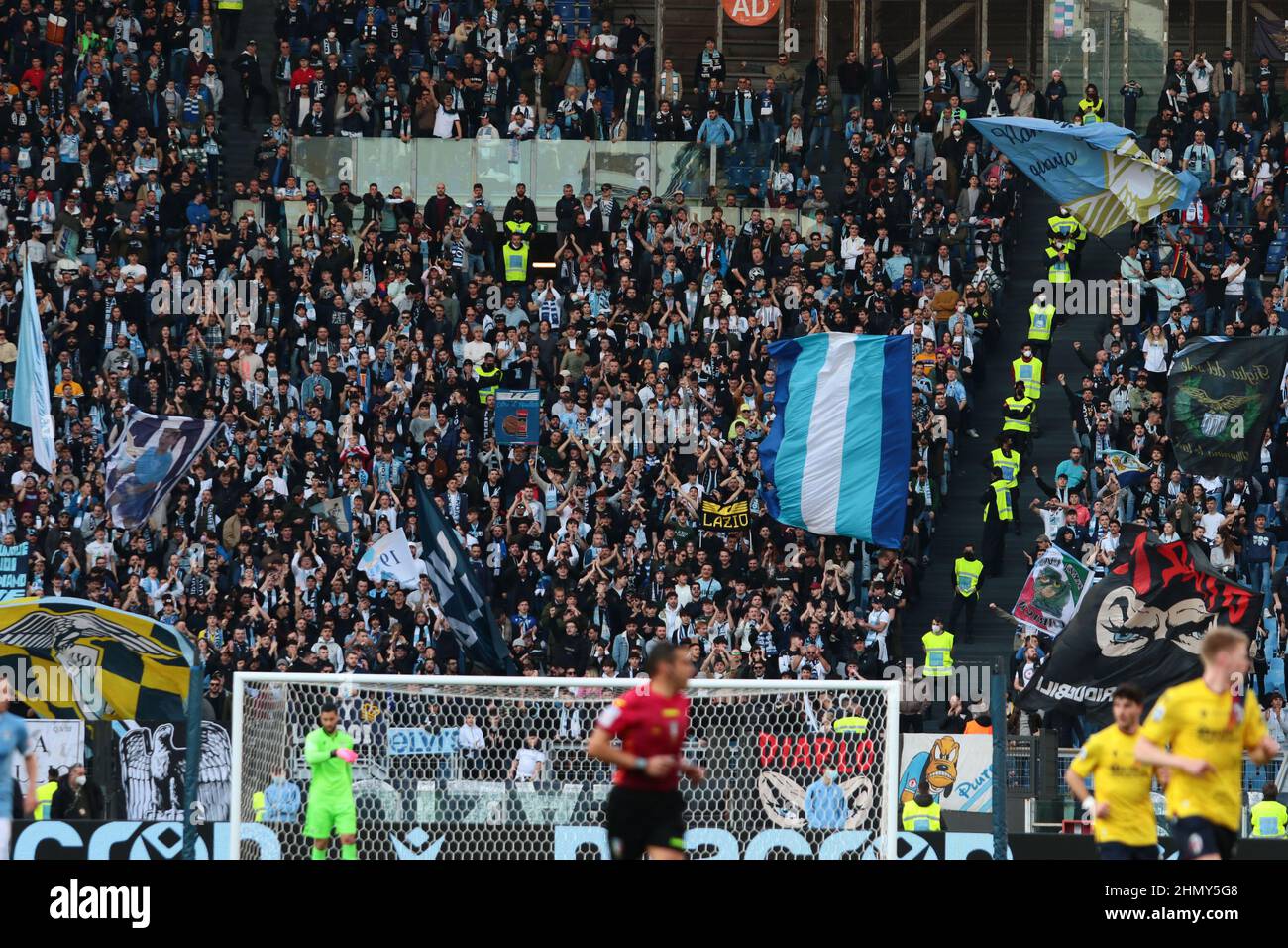 Rome, Italie. 12th févr. 2022. SS Lazio fans lors de la série italienne Un match de football 2021/22 entre S.S. Lazio et le FC de Bologne au stade Olimpico à Rome, Italie le 12th février 2022 (photo de Raffaele Conti/Pacific Press) Credit: Pacific Press Media production Corp./Alamy Live News Banque D'Images