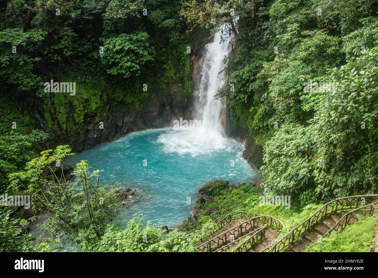 La magnifique cascade de Rio Celeste, parc national du volcan Tenorio, Guanacaste, Costa Rica Banque D'Images