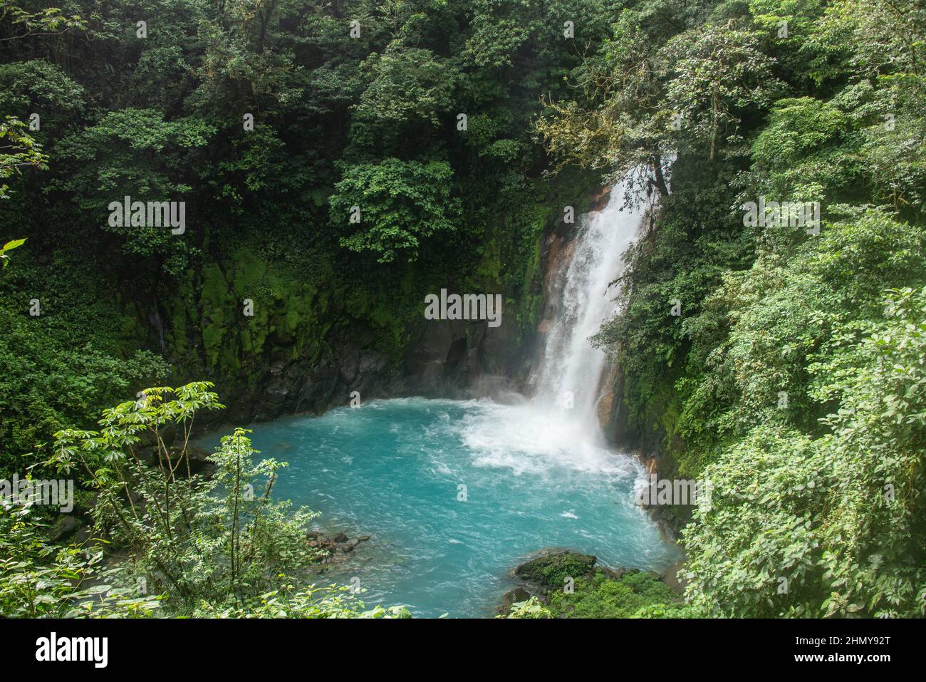 La magnifique cascade de Rio Celeste, parc national du volcan Tenorio, Guanacaste, Costa Rica Banque D'Images