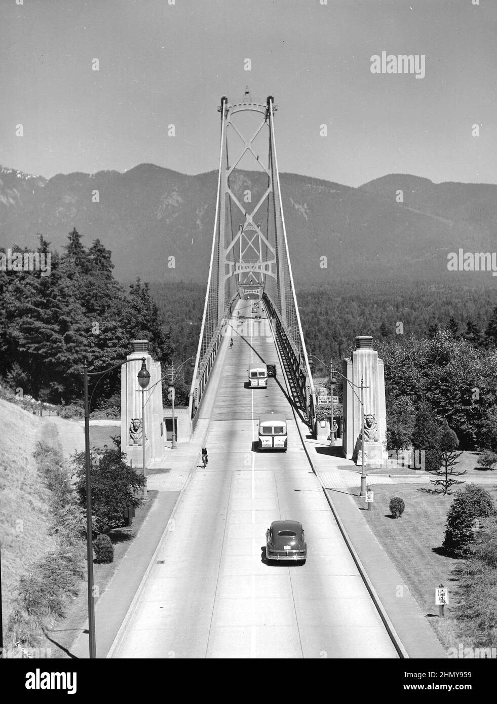 Photographie vintage noir et blanc ca. 1946 de l'entrée sud du pont Lions Gate depuis le parc Stanley, Vancouver (Colombie-Britannique), Canada Banque D'Images