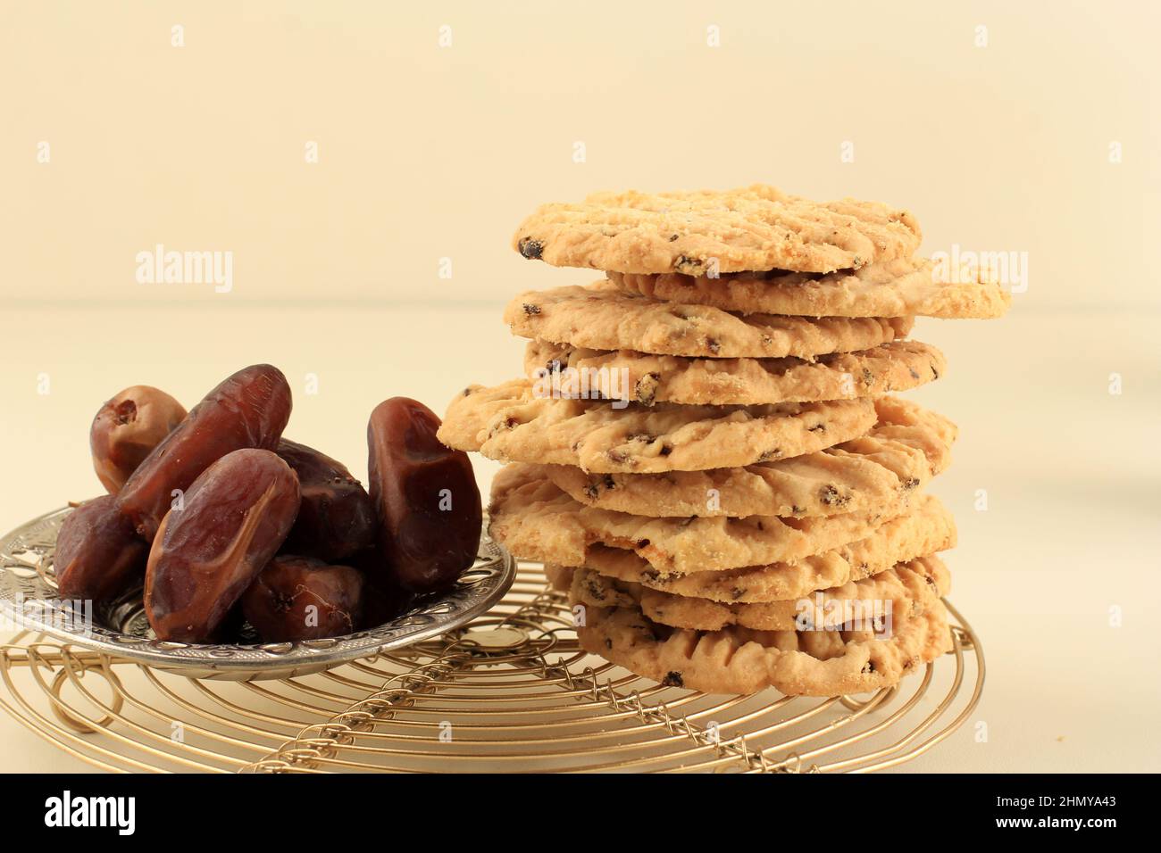 Cookies aux fruits à dattes fines arabes, empilés sur un support en treillis métallique. Parfait pour les réunions de famille Ramazan Banque D'Images