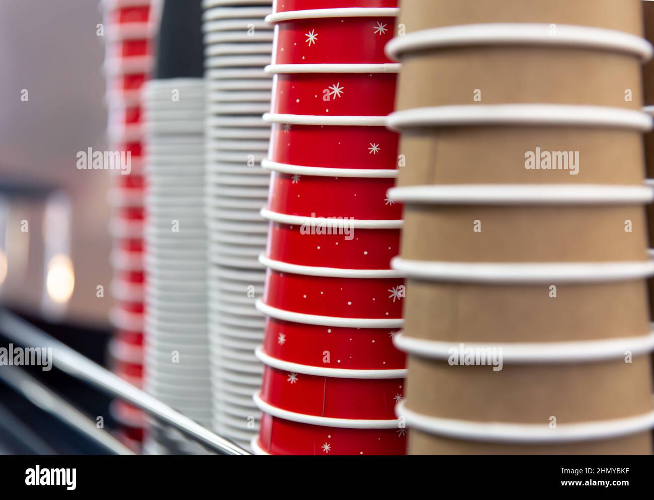 Tasses à café jetables en gros plan sur une machine à café. Banque D'Images