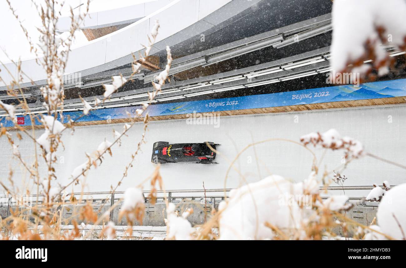 Pékin, Chine. 13th févr. 2022. Ying Qing, de Chine, est en compétition lors de la chaleur monobobsleigh des femmes au National Sliding Centre, dans le district de Yanqing, à Beijing, capitale de la Chine, le 13 février 2022. Credit: Jiang Wenyao/Xinhua/Alay Live News Banque D'Images