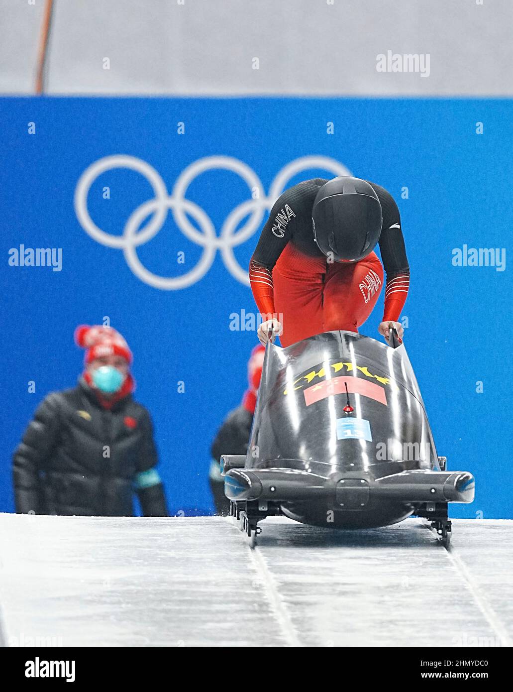 Pékin, Chine. 13th févr. 2022. Ying Qing, de Chine, est en compétition lors de la chaleur monobobsleigh des femmes au National Sliding Centre, dans le district de Yanqing, à Beijing, capitale de la Chine, le 13 février 2022. Credit: Jiang Wenyao/Xinhua/Alay Live News Banque D'Images