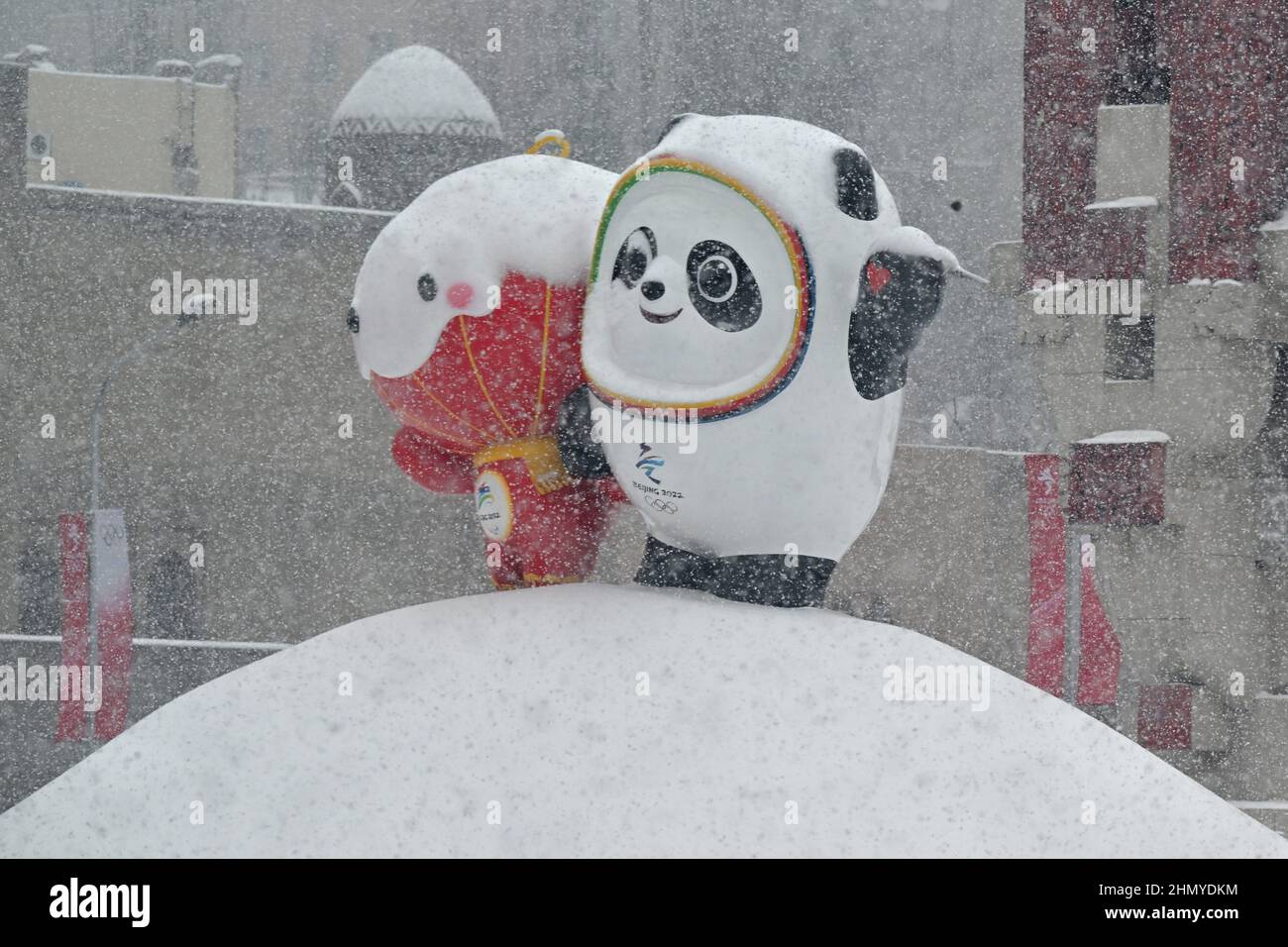 Pékin, Chine. 13th févr. 2022. Les Jeux olympiques, Feature, les mascottes olympiques Panda Bing Dwen et Shuey Rhon Rhon (l), mascotte officielle des Jeux paralympiques d'hiver de 2022, sont couverts de neige. Credit: Peter Kneffel/dpa/Alay Live News Banque D'Images