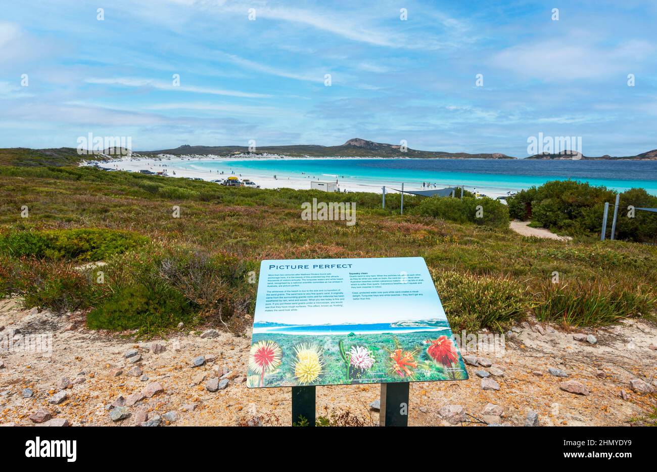 Panneau d'information en face de la plage populaire de Lucky Bay, Cape le Grand ; Australie occidentale, Australie occidentale, Australie Banque D'Images