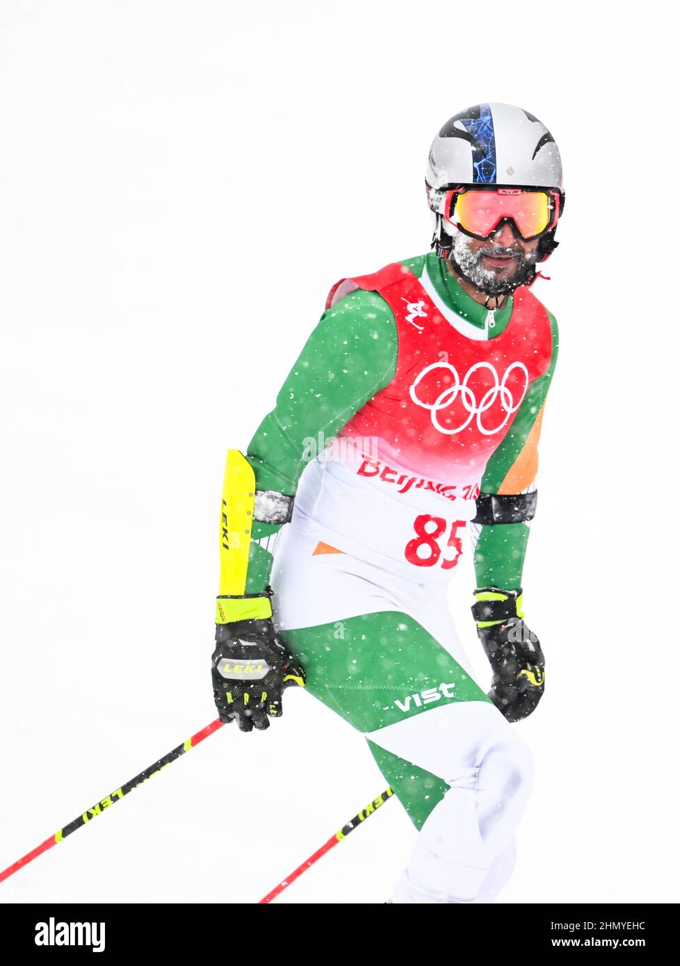 Pékin, Chine. 13th févr. 2022. Arif Mohd Khan, de l'Inde, est en compétition pendant le slalom géant des hommes de ski alpin au Centre national de ski alpin du district de Yanqing, à Beijing, capitale de la Chine, le 13 février 2022. Credit: Lian Zhen/Xinhua/Alay Live News Banque D'Images