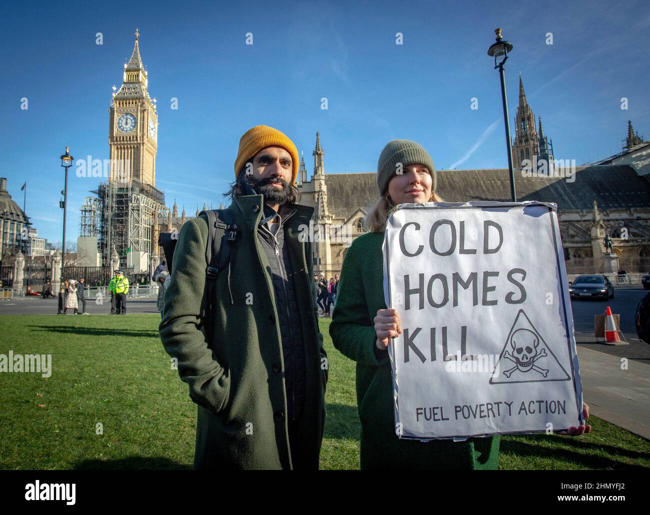 Londres, Royaume-Uni 12 février 2022. Un jeune couple sur la place du Parlement proteste contre la hausse du prix du carburant et du coût de la vie. Banque D'Images