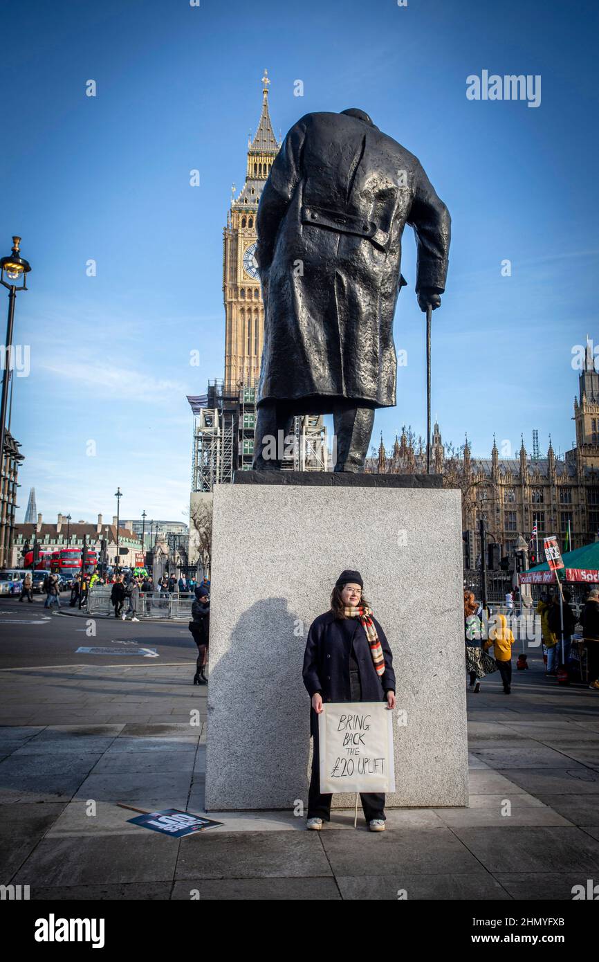 Londres, Royaume-Uni 12 février 2022. Des militants se sont rassemblés sur la place du Parlement pour protester contre la hausse du prix du carburant et du coût de la vie. Banque D'Images