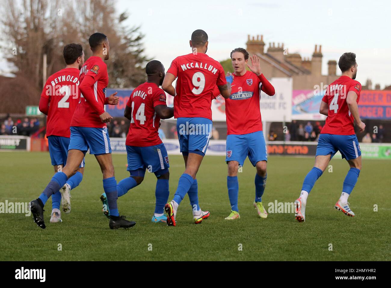 Paul McCallum de Dagenham et Redbridge marque le premier but de son équipe et célèbre avec ses coéquipiers pendant Dagenham & Redbridge vs Spennymoo Banque D'Images