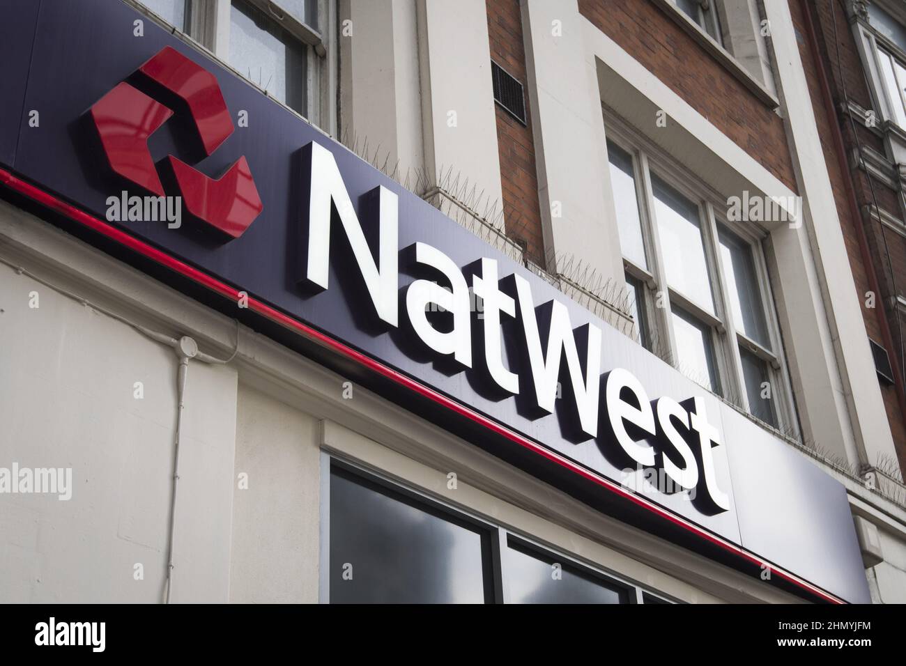 Photo du dossier datée du 18/11/16 d'une succursale de NatWest à Bishopsgate, Londres, car la banque devrait avoir fait un profit convaincant lorsqu'elle rapporte ses résultats annuels complets vendredi prochain. Banque D'Images