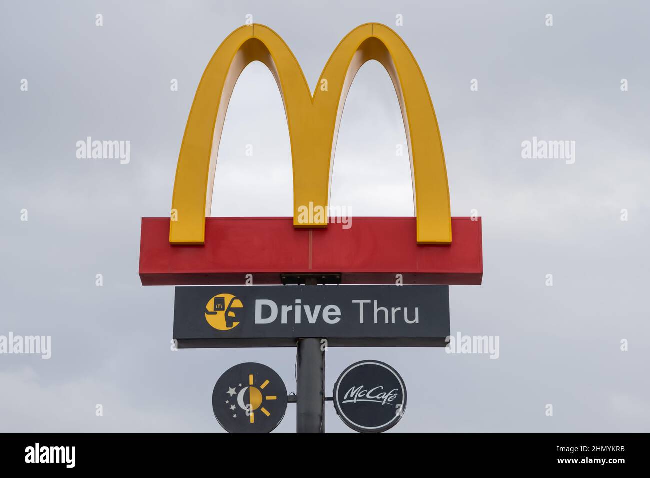 Doha, Qatar - janvier 16th 2022 : gros plan du logo McDonald's Golden Arches et du panneau drive-in Banque D'Images