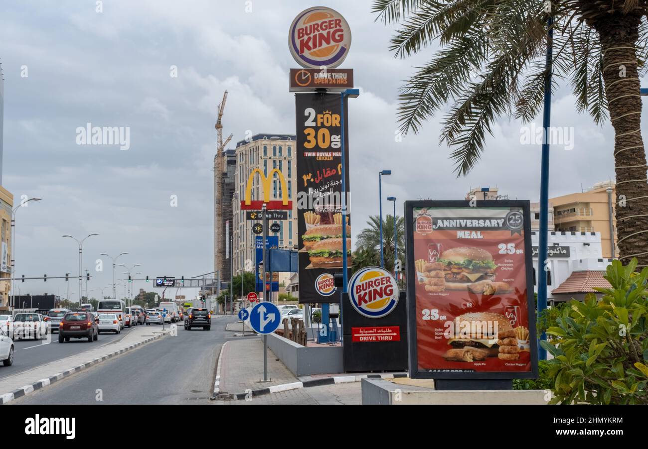 Doha, Qatar - janvier 16th 2022: Fast food points de vente faisant de la publicité le long de la c ring Road à Doha, Qatar Banque D'Images