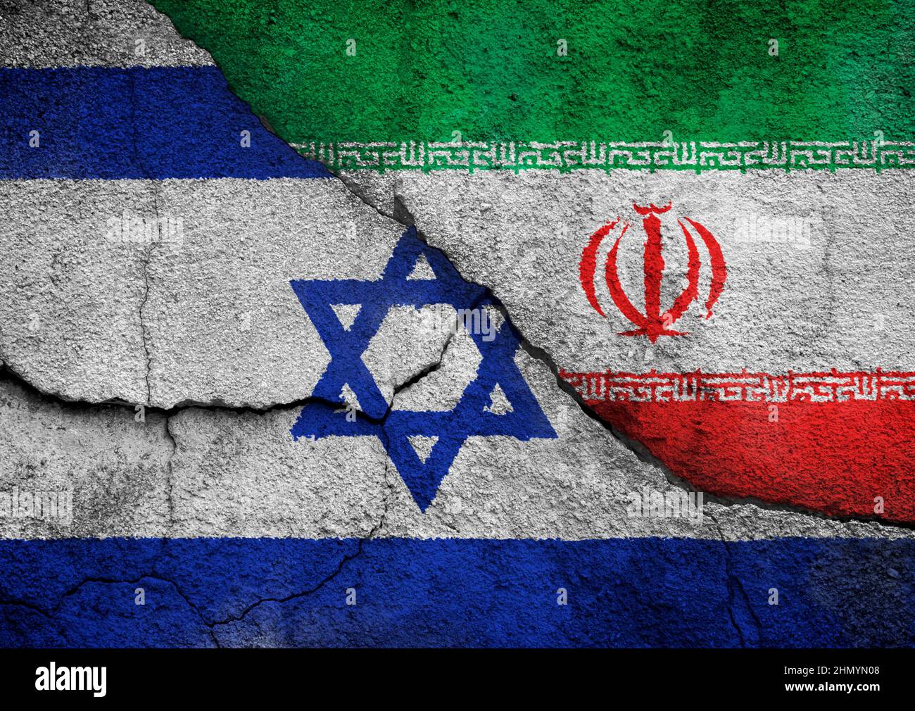 Photo plein cadre des drapeaux d'Israël et d'Iran peints sur un mur fissuré. Conflit par procuration Iran-Israël, guerre ou guerre froide. Banque D'Images