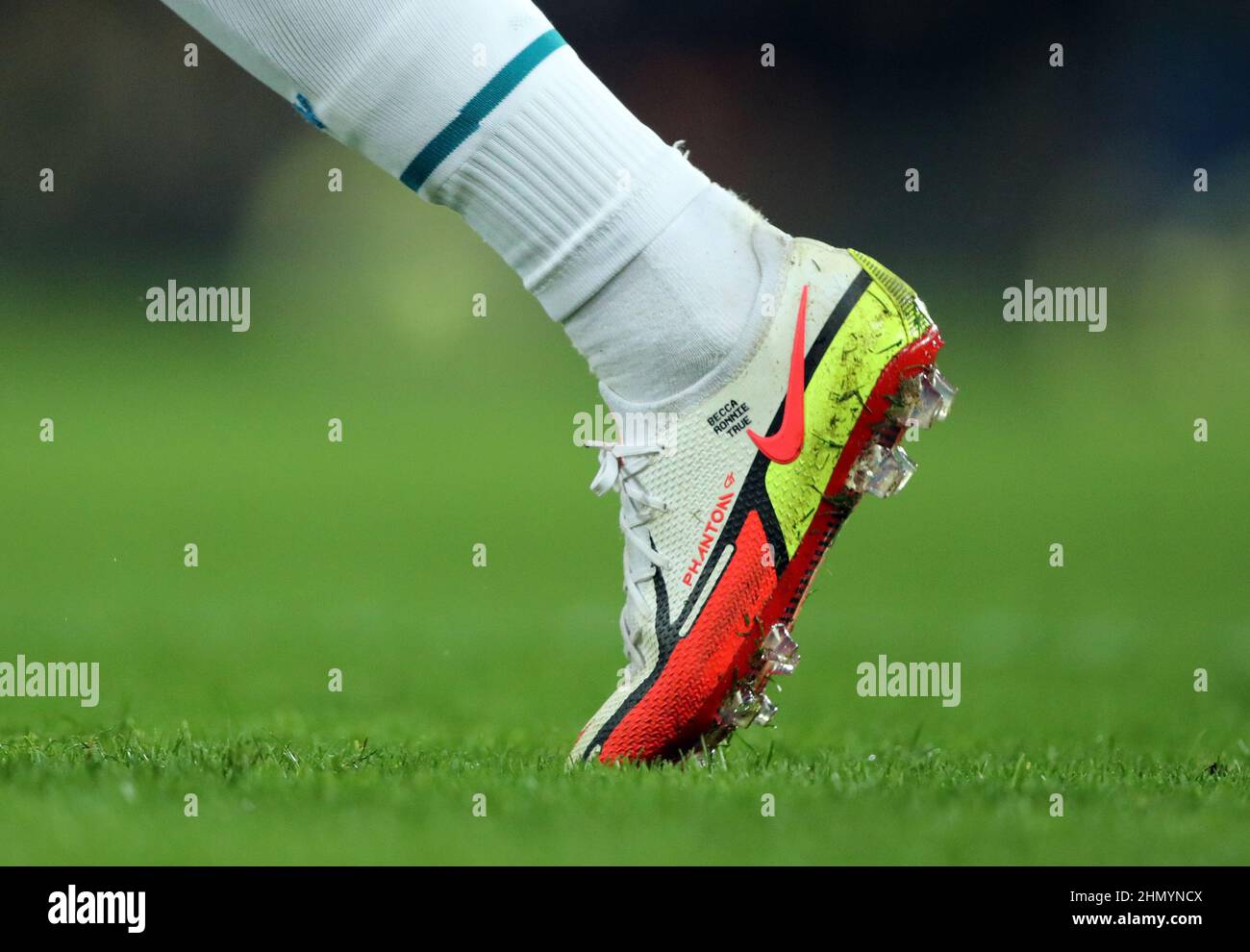Norwich, Royaume-Uni. 12th févr. 2022. Les chaussures de football Nike de  Phil Foden (MC) avec Becca, Ronnie True à l'occasion du match de Norwich  City contre Manchester City, première League anglaise, à