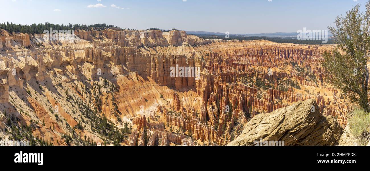 Point de vue surplombant l'amphithéâtre de Bryce Canyon et un endroit populaire pour observer le lever du soleil Banque D'Images