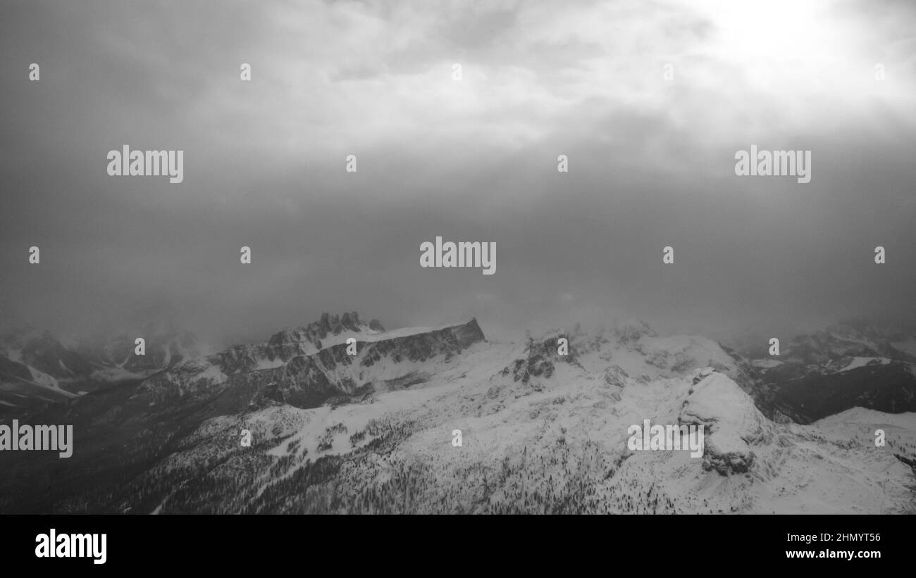 Nuages transportant de la neige dans les Alpes italiennes Banque D'Images