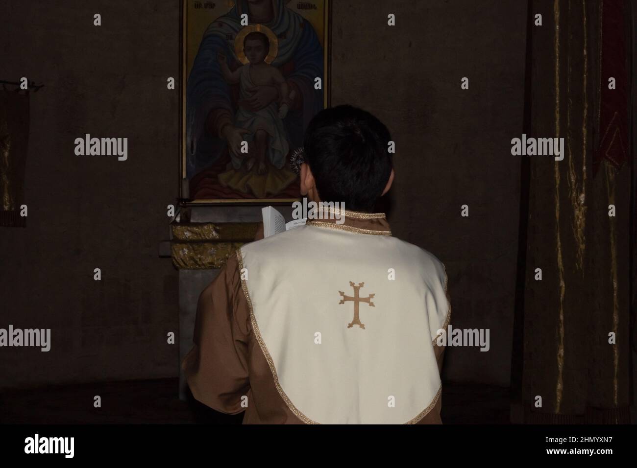 Le prêtre prie dans l'église Banque D'Images