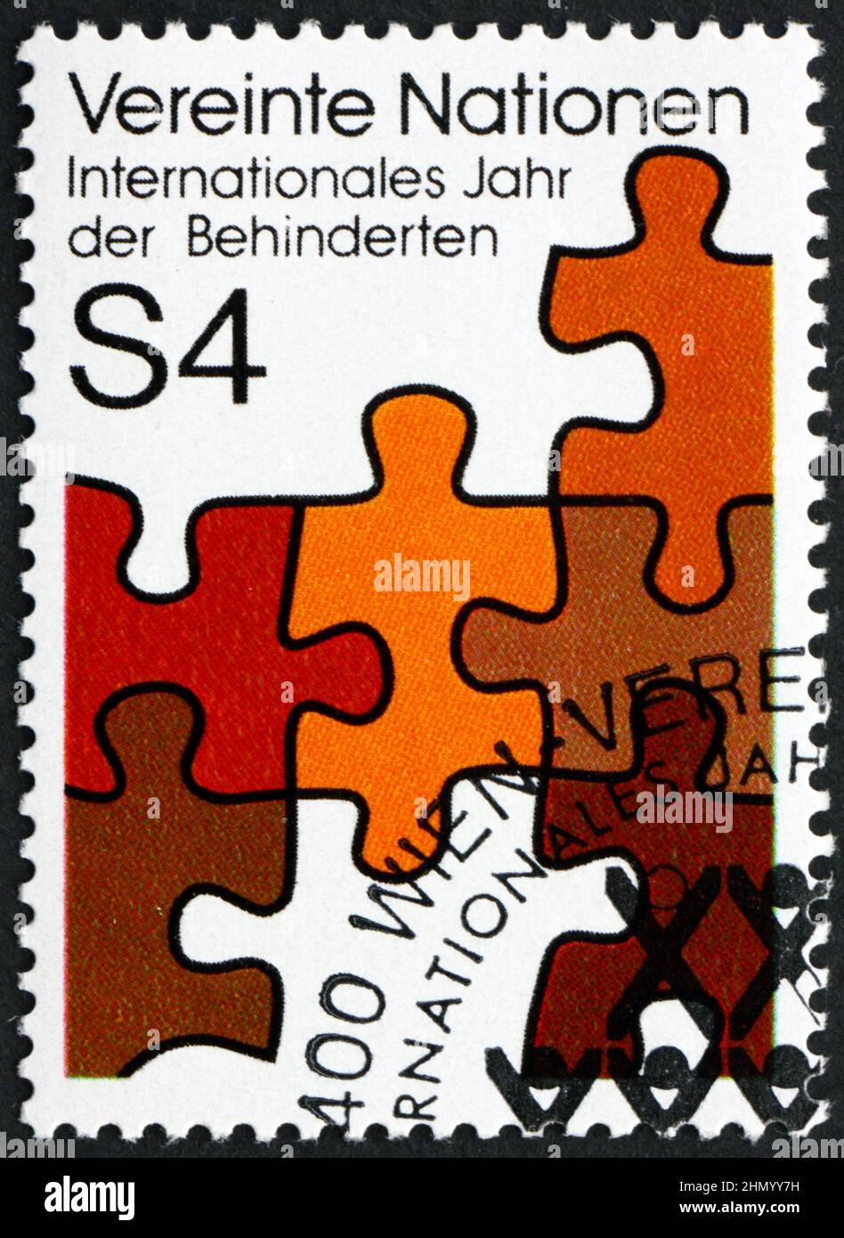 NATIONS UNIES - VERS 1981 : un timbre imprimé aux Nations Unies, les  bureaux de Vienne montrent des pièces de puzzle entrelacées, dédiées à  l'igea internationale Photo Stock - Alamy