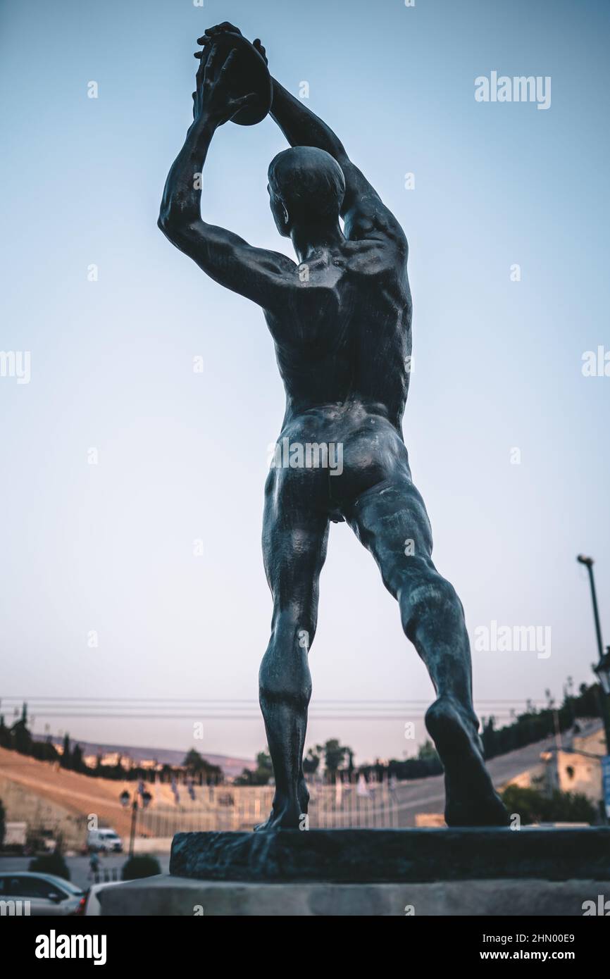 Photo verticale de la statue de l'athlète lympen grec à Athènes Banque D'Images