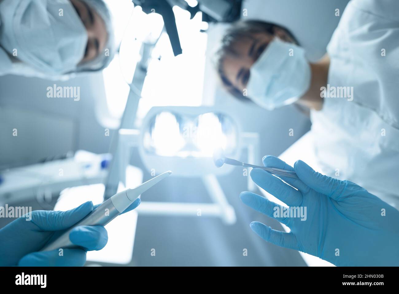 Dentiste et assistant au travail. Point de vue du patient Banque D'Images