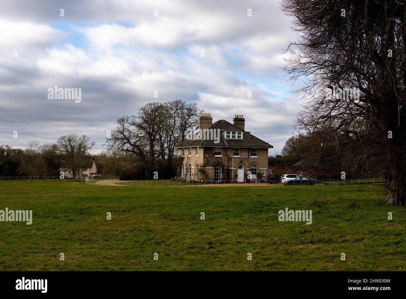 Woodbridge, Suffolk, Royaume-Uni février 09 2022: Une grande ferme de campagne qui a un grand jardin et des prairies attachées Banque D'Images