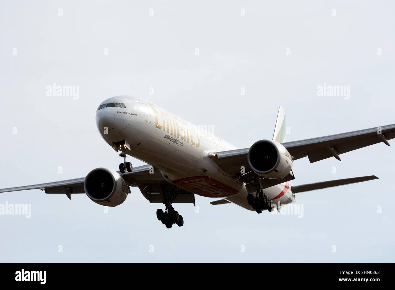 Emirates Boeing 777-300ER atterrissage à l'aéroport de Birmingham, Royaume-Uni (A6-ECY) Banque D'Images