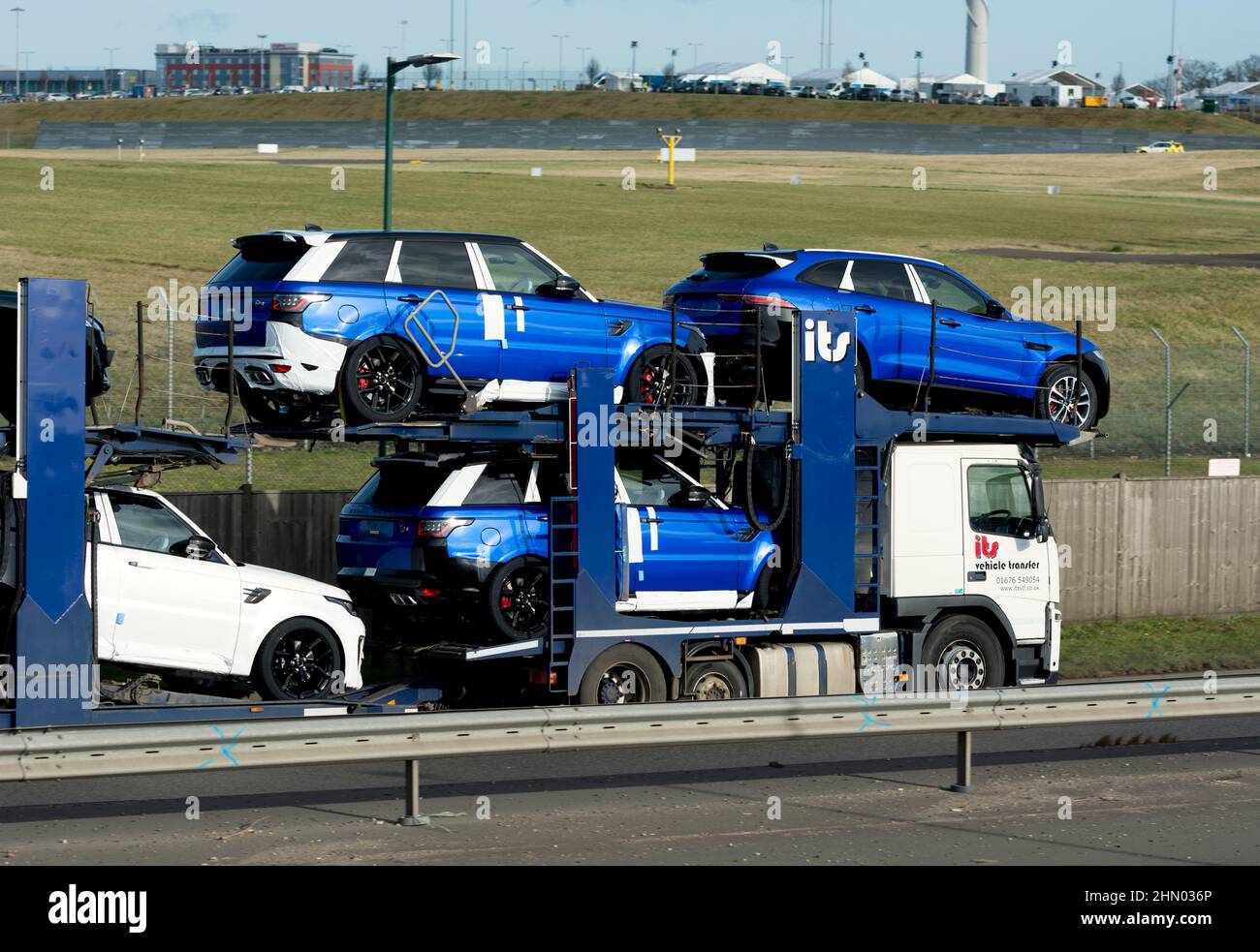 Son camion de transport de véhicule transportant de nouvelles voitures Land Rover, Birmingham, Royaume-Uni Banque D'Images