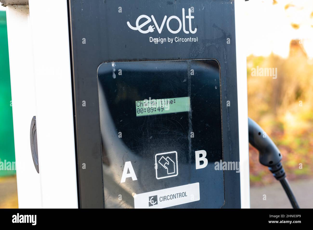 Woodbridge Suffolk UK janvier 07 2022: Gros plan d'une station de charge de véhicule électrique EVOLT. L'écran affiche le temps de charge en cours Banque D'Images
