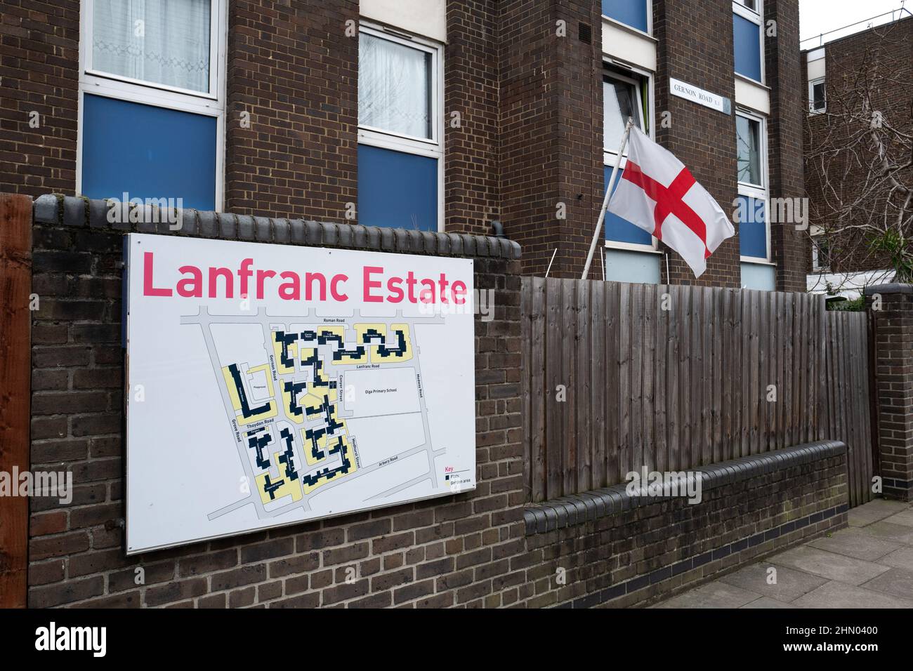 Le drapeau de St George a flotté sur une propriété sur le domaine Lanfranc sur la route romaine dans l'est de Londres au Royaume-Uni Banque D'Images