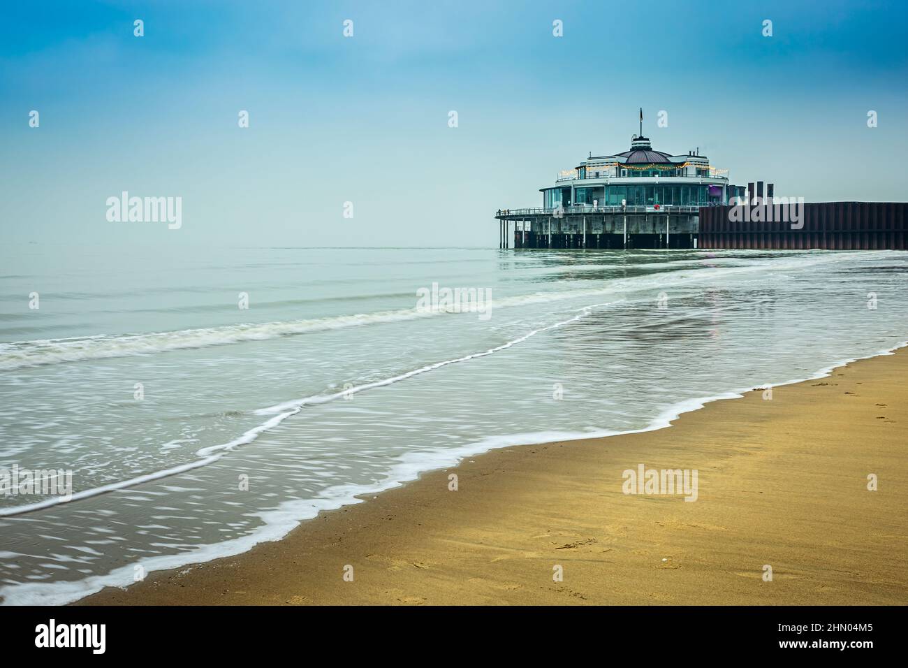 La mer du Nord avec le quai de Belgique vu de la ville de Blankenberge. Photo prise le 25th janvier 2022 à Blankenberge, provinces de West Flander Banque D'Images